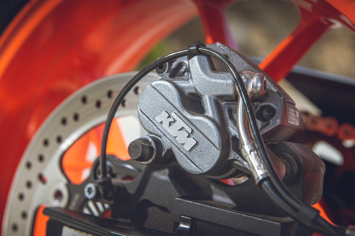 KTM 890 SMT, la prova: una nuova moto da teppisti in città!